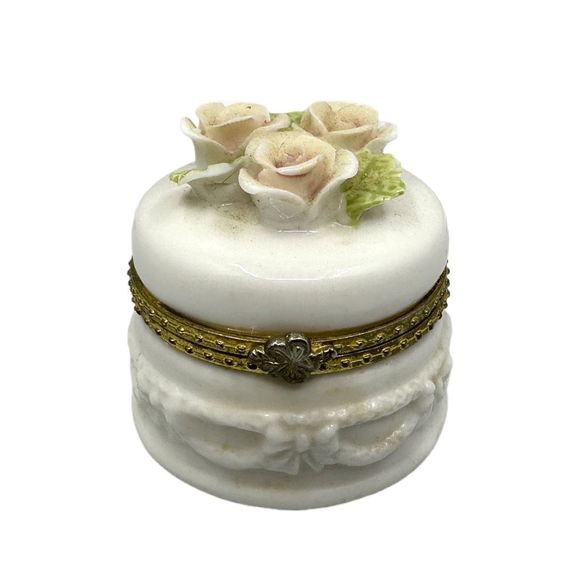 Vintage Floral Porcelain Trinket / Pill Box - Picture 1 of 6